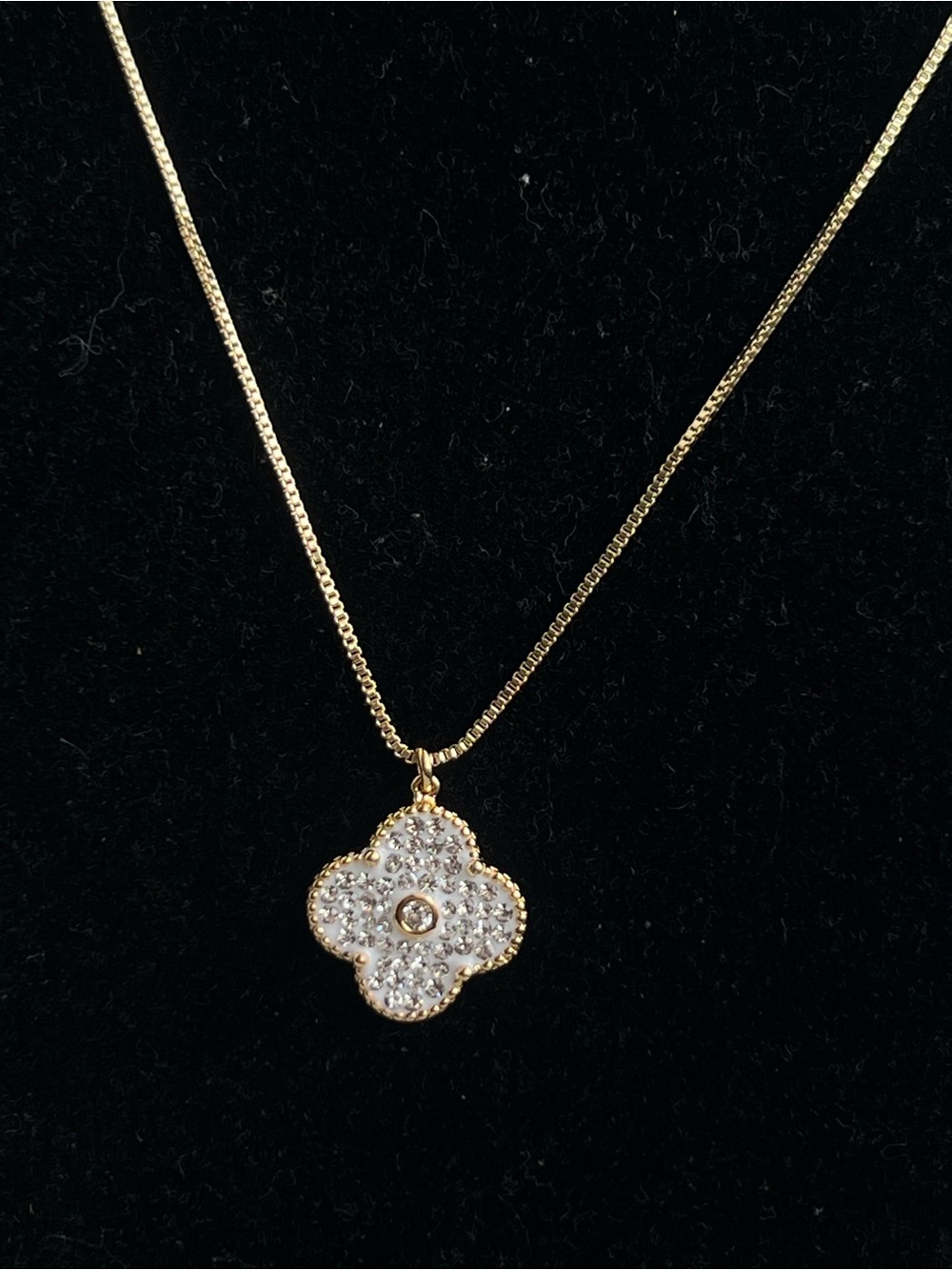 🩷- adjustable white Crystal Clover Pendant Necklace - Picture 2 of 3